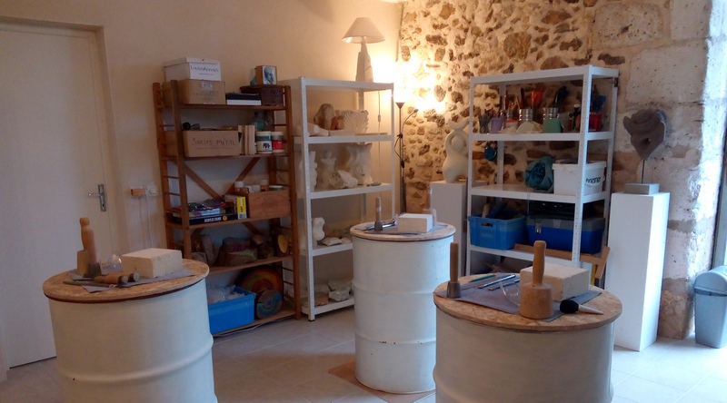 Atelier du sculpteur sur pierre Fred Soula en Dordogne, en 2024